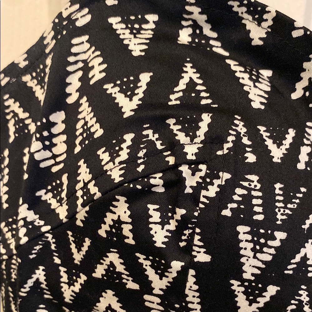 Chic Black and White Patterned Crop Top - Picture 3 of 7